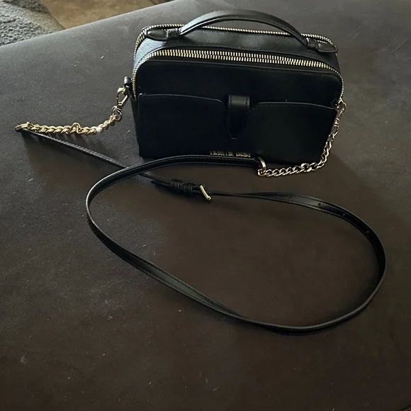 Michael Kors Elegant Black Crossbody Bag - Picture 3 of 13